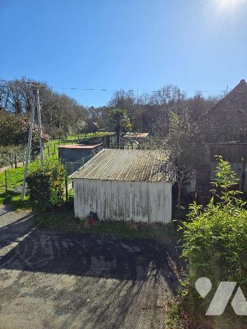 A REDON, quartier calme, maison à réhabiliter comprenant : Séjour, salon, coin cuisine, chauffe...