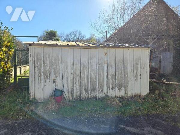 A REDON, quartier calme, maison à réhabiliter comprenant : Séjour, salon, coin cuisine, chauffe...