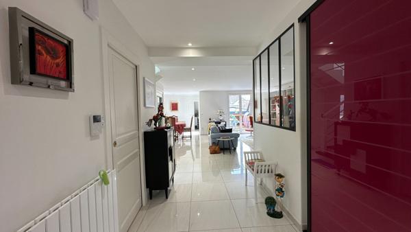 Propriété contemporaine de 6 pièces principales située en hyper centre de Compiègne