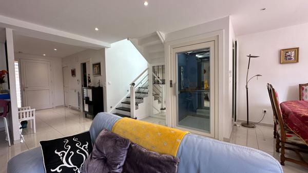 Propriété contemporaine de 6 pièces principales située en hyper centre de Compiègne