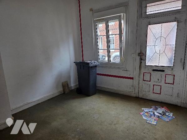 YVETOT centre, immeuble de rapport mixte comprenant 1 local professionnel et 1appartement, garage.