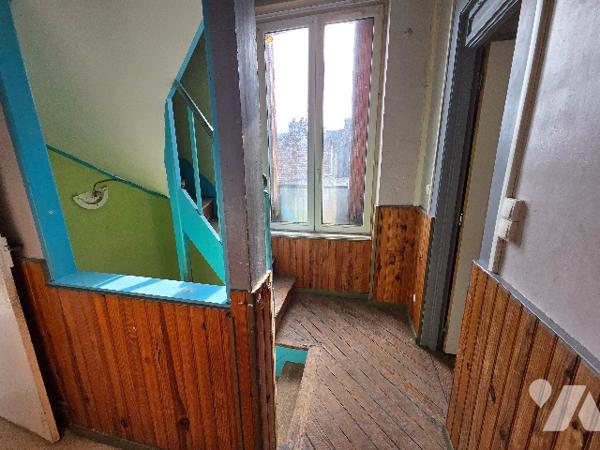 YVETOT centre, immeuble de rapport mixte comprenant 1 local professionnel et 1appartement, garage.