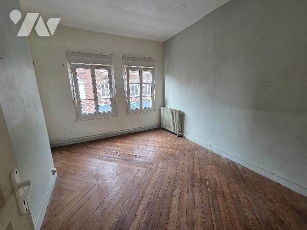 YVETOT centre, immeuble de rapport mixte comprenant 1 local professionnel et 1appartement, garage.