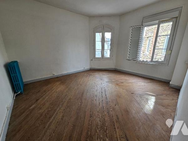 YVETOT centre, immeuble de rapport mixte comprenant 1 local professionnel et 1appartement, garage.