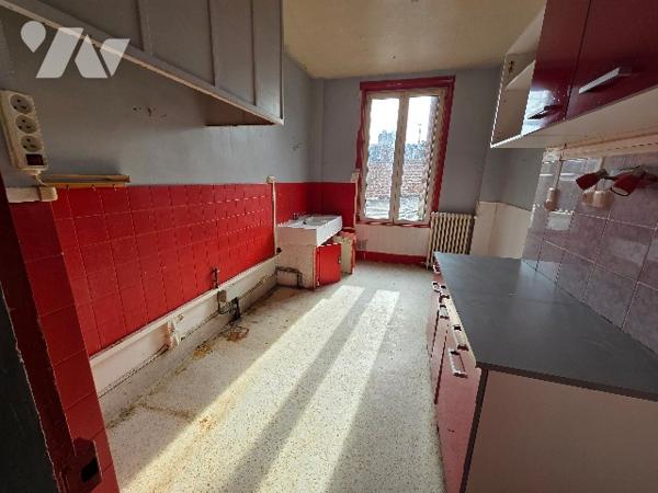 YVETOT centre, immeuble de rapport mixte comprenant 1 local professionnel et 1appartement, garage.