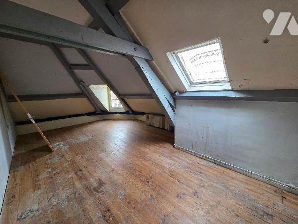 YVETOT centre, immeuble de rapport mixte comprenant 1 local professionnel et 1appartement, garage.