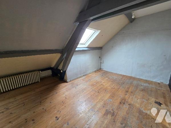 YVETOT centre, immeuble de rapport mixte comprenant 1 local professionnel et 1appartement, garage.