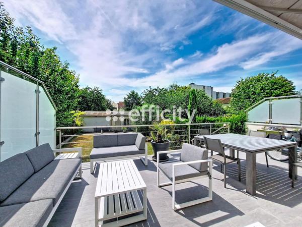 Maison
         6 pièces
        - 130 m² Bien prestige 579 000 € *