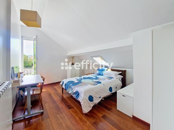 Maison
         6 pièces
        - 130 m² Bien prestige 579 000 € *