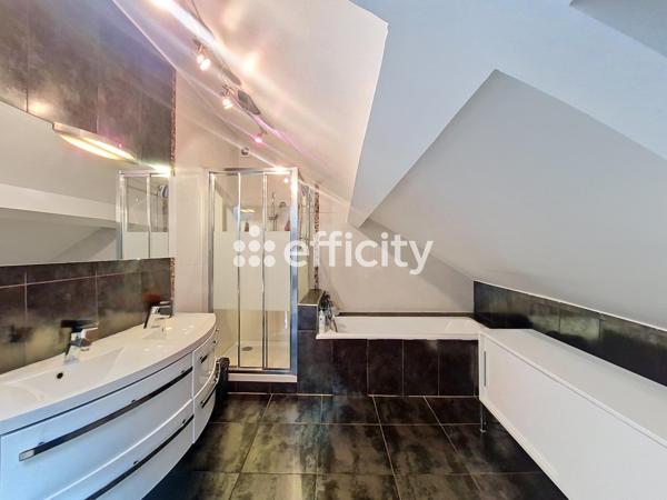 Maison
         6 pièces
        - 130 m² Bien prestige 579 000 € *