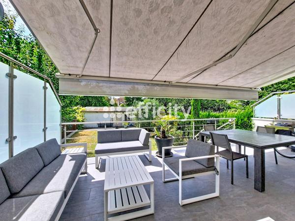 Maison
         6 pièces
        - 130 m² Bien prestige 579 000 € *