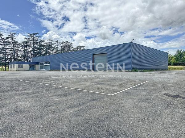 A vendre Local commercial Pavie 1350 m2 avec un parking de 4000m2