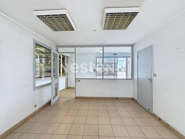 A vendre Local commercial Pavie 1350 m2 avec un parking de 4000m2