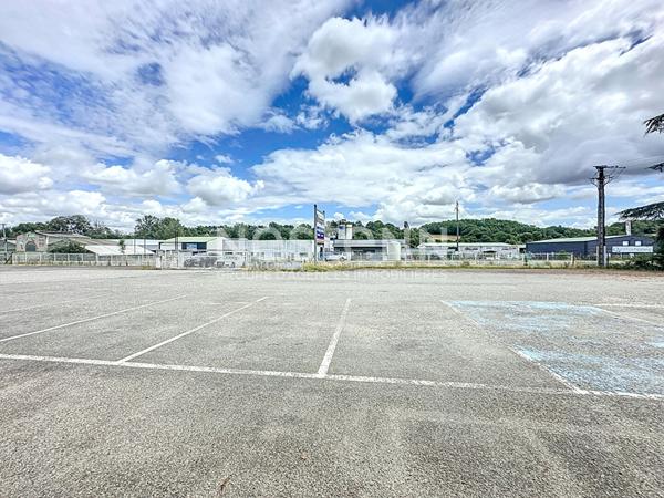 A vendre Local commercial Pavie 1350 m2 avec un parking de 4000m2
