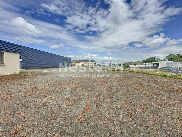 A vendre Local commercial Pavie 1350 m2 avec un parking de 4000m2