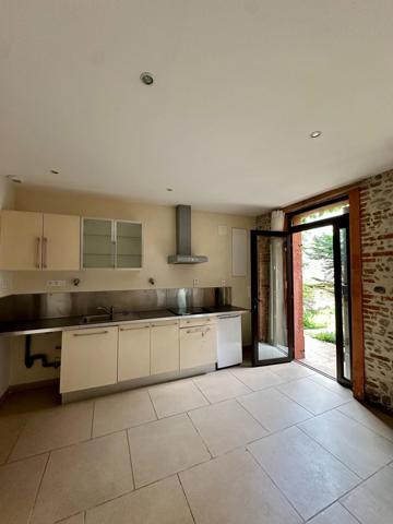 Studio rénové en plein centre avec terrasse