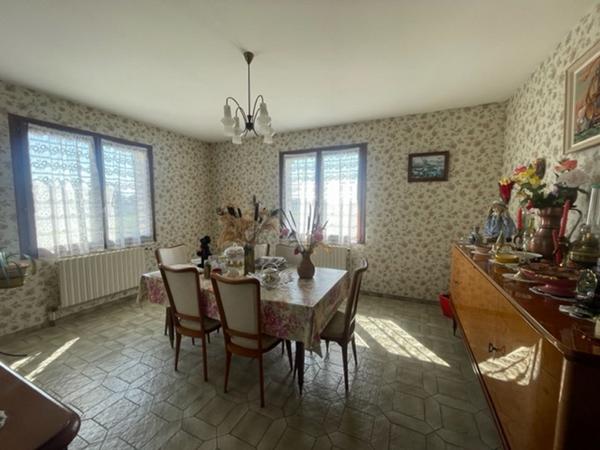 Maison à vendre à FERE CHAMPENOISE - 8 pièces, 4 chambres