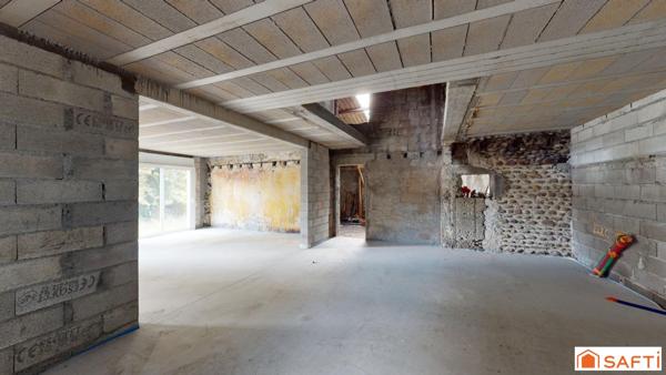 Maison partiellement rénovée, dépendances et terrain spacieux