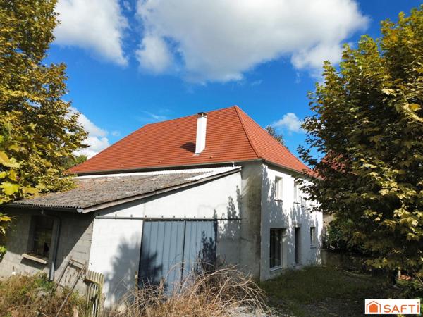 Maison partiellement rénovée, dépendances et terrain spacieux