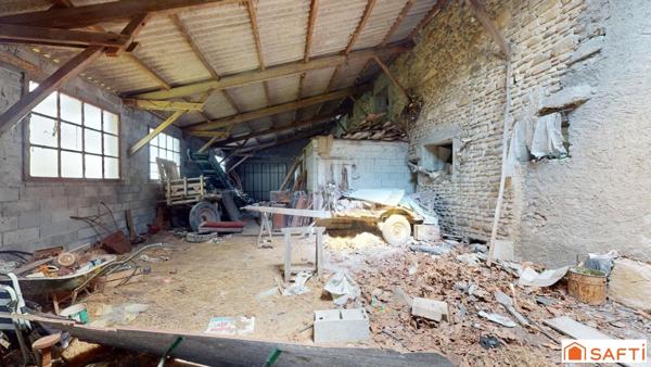 Maison partiellement rénovée, dépendances et terrain spacieux