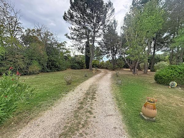 Maison d'architecte avec dépendance, piscine et plus de 6 000 m² de terrain