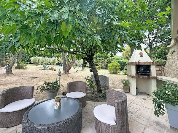 Maison d'architecte avec dépendance, piscine et plus de 6 000 m² de terrain
