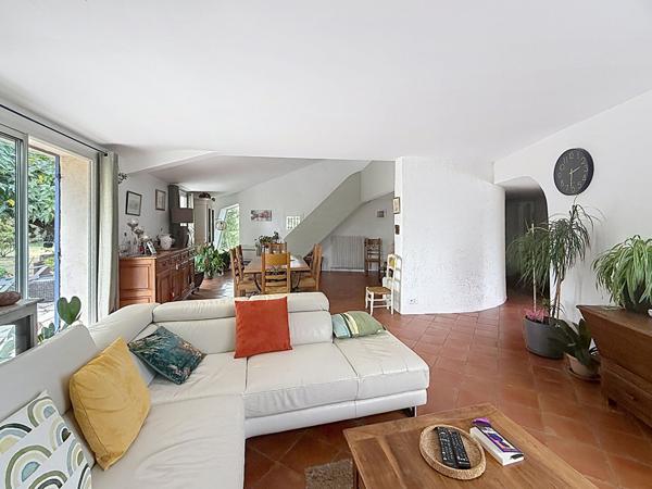 Maison d'architecte avec dépendance, piscine et plus de 6 000 m² de terrain