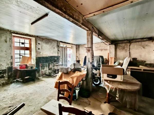 EXCLUSIVITÉ - Place de la tour d'Auvergne - Local / bureau / loft / commerce à vendre CARHAIX-PLOUGUER (29)