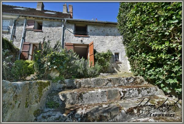 Proche de Neuilly-Saint-Front (6km) et de Villers-Cotterêts (15km), située dans un petit village plein de charme, je vous propose de découvrir cette belle maison en pierre mitoyenne.