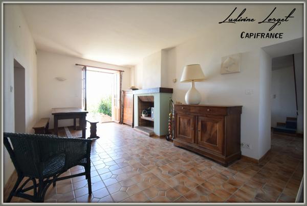 Proche de Neuilly-Saint-Front (6km) et de Villers-Cotterêts (15km), située dans un petit village plein de charme, je vous propose de découvrir cette belle maison en pierre mitoyenne.