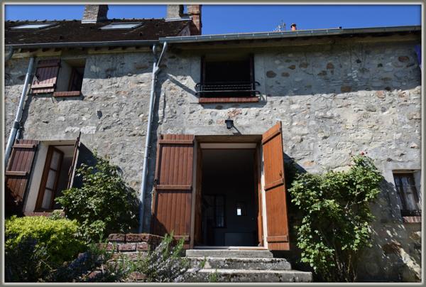 Proche de Neuilly-Saint-Front (6km) et de Villers-Cotterêts (15km), située dans un petit village plein de charme, je vous propose de découvrir cette belle maison en pierre mitoyenne.
