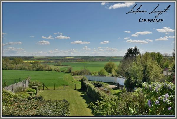 Proche de Neuilly-Saint-Front (6km) et de Villers-Cotterêts (15km), située dans un petit village plein de charme, je vous propose de découvrir cette belle maison en pierre mitoyenne.