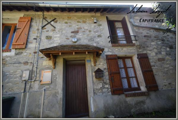 Proche de Neuilly-Saint-Front (6km) et de Villers-Cotterêts (15km), située dans un petit village plein de charme, je vous propose de découvrir cette belle maison en pierre mitoyenne.