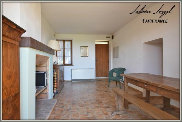 Proche de Neuilly-Saint-Front (6km) et de Villers-Cotterêts (15km), située dans un petit village plein de charme, je vous propose de découvrir cette belle maison en pierre mitoyenne.