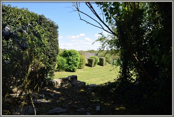 Proche de Neuilly-Saint-Front (6km) et de Villers-Cotterêts (15km), située dans un petit village plein de charme, je vous propose de découvrir cette belle maison en pierre mitoyenne.