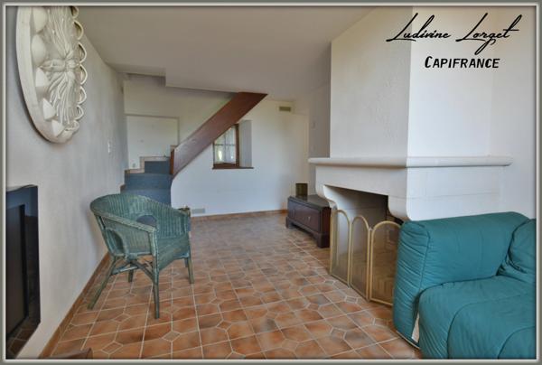 Proche de Neuilly-Saint-Front (6km) et de Villers-Cotterêts (15km), située dans un petit village plein de charme, je vous propose de découvrir cette belle maison en pierre mitoyenne.