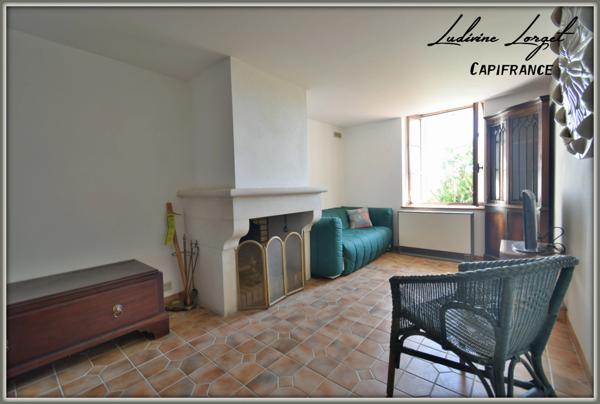 Proche de Neuilly-Saint-Front (6km) et de Villers-Cotterêts (15km), située dans un petit village plein de charme, je vous propose de découvrir cette belle maison en pierre mitoyenne.