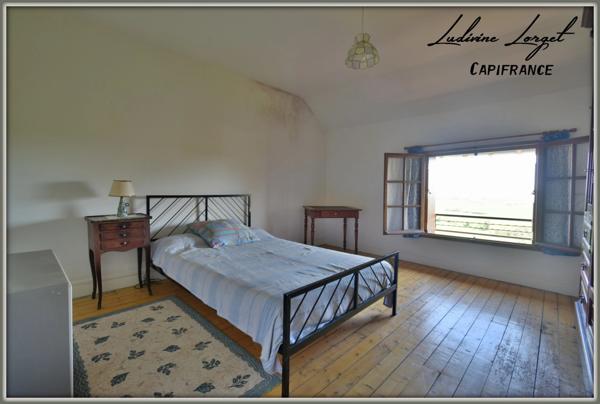 Proche de Neuilly-Saint-Front (6km) et de Villers-Cotterêts (15km), située dans un petit village plein de charme, je vous propose de découvrir cette belle maison en pierre mitoyenne.