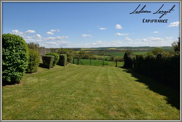 Proche de Neuilly-Saint-Front (6km) et de Villers-Cotterêts (15km), située dans un petit village plein de charme, je vous propose de découvrir cette belle maison en pierre mitoyenne.