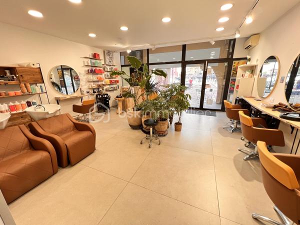 Vous démarrez votre activité de coiffure ?
Vous souhaitez vous développer dans votre activité ?
Vous recherchez un lieu agréable pour vos clients et vous même ?
Il est là, sur Lattes.
C’est un fond de commerce qui exerce dans la coiffure et la vente de produits cosmétiques.
La surface du local est de 44m2, vous disposez d’une place de parking privée.
Les bacs sont équipés de fauteuils massants.
La buanderie comporte un lave linge et un sèche linge.
Le loyer est de 1240€/mois. Le CA 2025 est d’environ 109k.
Après un premier contact, je vous enverrai les éléments que vous souhaitez.