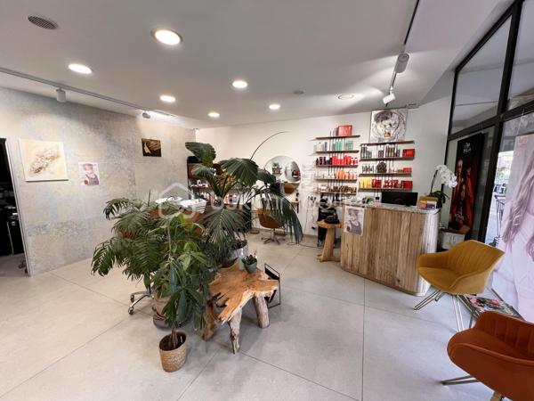 Vous démarrez votre activité de coiffure ?
Vous souhaitez vous développer dans votre activité ?
Vous recherchez un lieu agréable pour vos clients et vous même ?
Il est là, sur Lattes.
C’est un fond de commerce qui exerce dans la coiffure et la vente de produits cosmétiques.
La surface du local est de 44m2, vous disposez d’une place de parking privée.
Les bacs sont équipés de fauteuils massants.
La buanderie comporte un lave linge et un sèche linge.
Le loyer est de 1240€/mois. Le CA 2025 est d’environ 109k.
Après un premier contact, je vous enverrai les éléments que vous souhaitez.