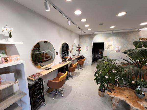 Vous démarrez votre activité de coiffure ?
Vous souhaitez vous développer dans votre activité ?
Vous recherchez un lieu agréable pour vos clients et vous même ?
Il est là, sur Lattes.
C’est un fond de commerce qui exerce dans la coiffure et la vente de produits cosmétiques.
La surface du local est de 44m2, vous disposez d’une place de parking privée.
Les bacs sont équipés de fauteuils massants.
La buanderie comporte un lave linge et un sèche linge.
Le loyer est de 1240€/mois. Le CA 2025 est d’environ 109k.
Après un premier contact, je vous enverrai les éléments que vous souhaitez.