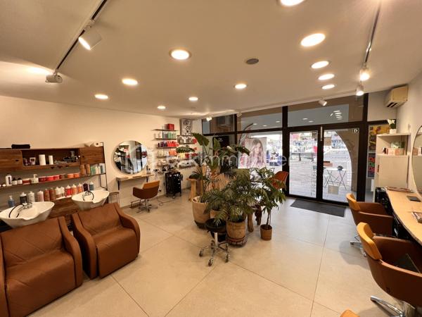 Vous démarrez votre activité de coiffure ?
Vous souhaitez vous développer dans votre activité ?
Vous recherchez un lieu agréable pour vos clients et vous même ?
Il est là, sur Lattes.
C’est un fond de commerce qui exerce dans la coiffure et la vente de produits cosmétiques.
La surface du local est de 44m2, vous disposez d’une place de parking privée.
Les bacs sont équipés de fauteuils massants.
La buanderie comporte un lave linge et un sèche linge.
Le loyer est de 1240€/mois. Le CA 2025 est d’environ 109k.
Après un premier contact, je vous enverrai les éléments que vous souhaitez.
