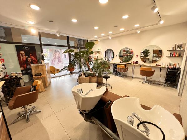 Vous démarrez votre activité de coiffure ?
Vous souhaitez vous développer dans votre activité ?
Vous recherchez un lieu agréable pour vos clients et vous même ?
Il est là, sur Lattes.
C’est un fond de commerce qui exerce dans la coiffure et la vente de produits cosmétiques.
La surface du local est de 44m2, vous disposez d’une place de parking privée.
Les bacs sont équipés de fauteuils massants.
La buanderie comporte un lave linge et un sèche linge.
Le loyer est de 1240€/mois. Le CA 2025 est d’environ 109k.
Après un premier contact, je vous enverrai les éléments que vous souhaitez.