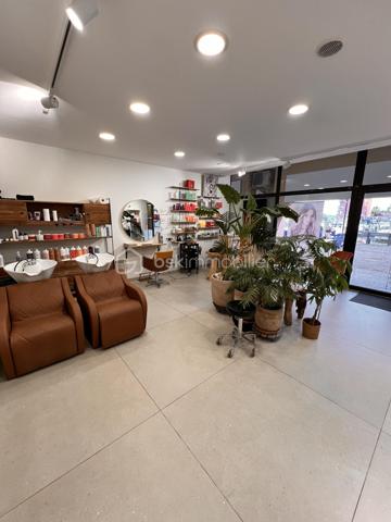 Vous démarrez votre activité de coiffure ?
Vous souhaitez vous développer dans votre activité ?
Vous recherchez un lieu agréable pour vos clients et vous même ?
Il est là, sur Lattes.
C’est un fond de commerce qui exerce dans la coiffure et la vente de produits cosmétiques.
La surface du local est de 44m2, vous disposez d’une place de parking privée.
Les bacs sont équipés de fauteuils massants.
La buanderie comporte un lave linge et un sèche linge.
Le loyer est de 1240€/mois. Le CA 2025 est d’environ 109k.
Après un premier contact, je vous enverrai les éléments que vous souhaitez.