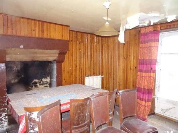 SECTEUR DOURNAZAC DANS UN VILLAGE MAISON 3 CHAMBRES A RENOVER EN TOTALITE AVEC GRANGES NON ATTENANTES