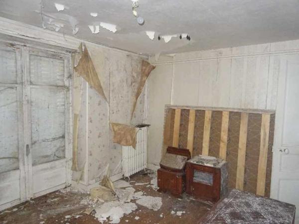 SECTEUR DOURNAZAC DANS UN VILLAGE MAISON 3 CHAMBRES A RENOVER EN TOTALITE AVEC GRANGES NON ATTENANTES