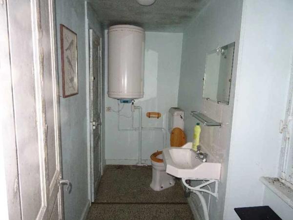 SECTEUR DOURNAZAC DANS UN VILLAGE MAISON 3 CHAMBRES A RENOVER EN TOTALITE AVEC GRANGES NON ATTENANTES