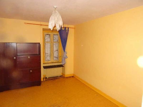 SECTEUR DOURNAZAC DANS UN VILLAGE MAISON 3 CHAMBRES A RENOVER EN TOTALITE AVEC GRANGES NON ATTENANTES