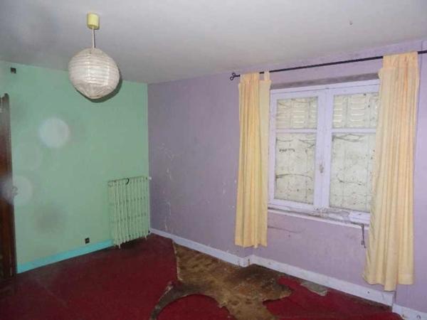 SECTEUR DOURNAZAC DANS UN VILLAGE MAISON 3 CHAMBRES A RENOVER EN TOTALITE AVEC GRANGES NON ATTENANTES